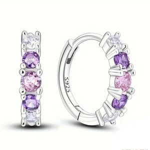 Huggies, sterling silver. Zirconia.